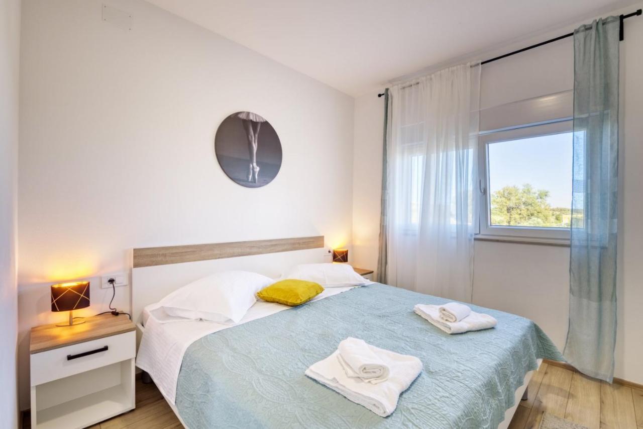 Crowonder Sun Dance Apartments With Heated Swimming Pool Seaview And Garden Sveti Filip i Jakov Luaran gambar