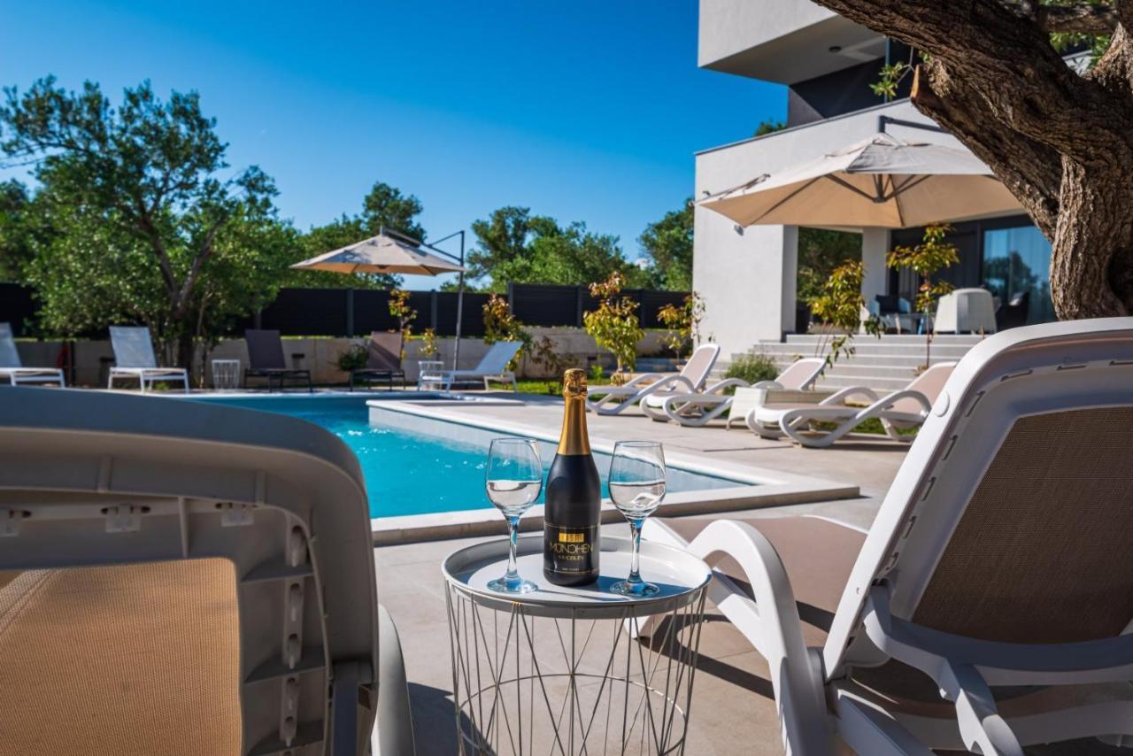 Crowonder Sun Dance Apartments With Heated Swimming Pool Seaview And Garden Sveti Filip i Jakov Luaran gambar