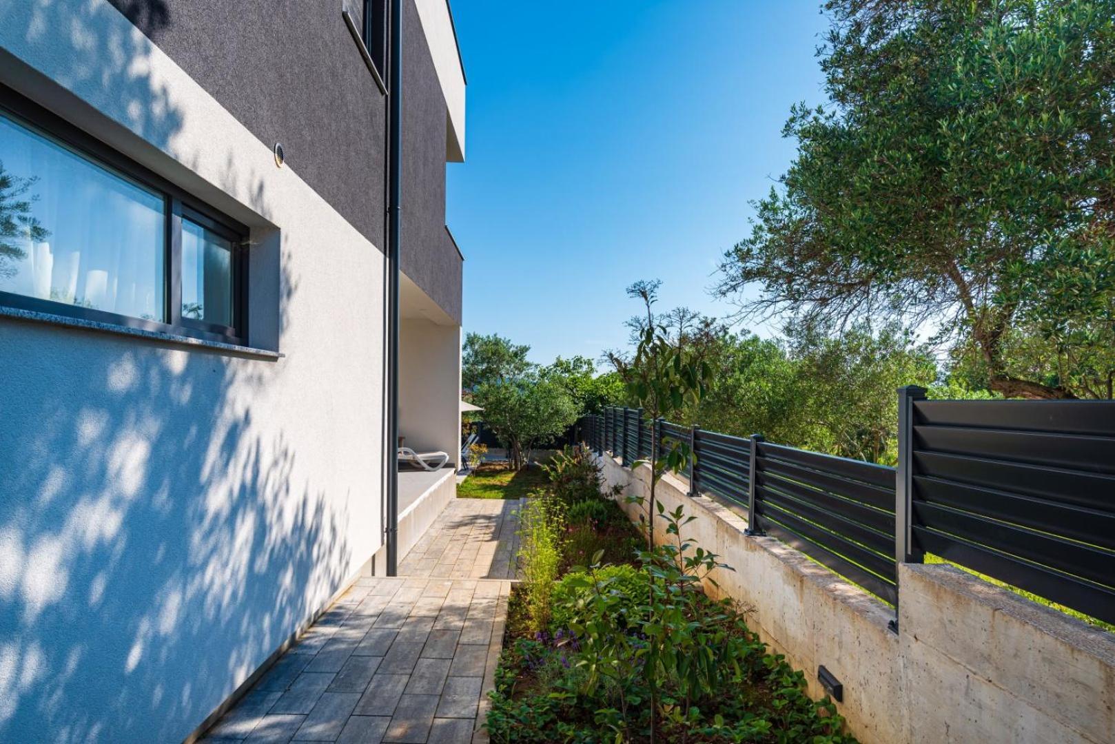 Crowonder Sun Dance Apartments With Heated Swimming Pool Seaview And Garden Sveti Filip i Jakov Luaran gambar